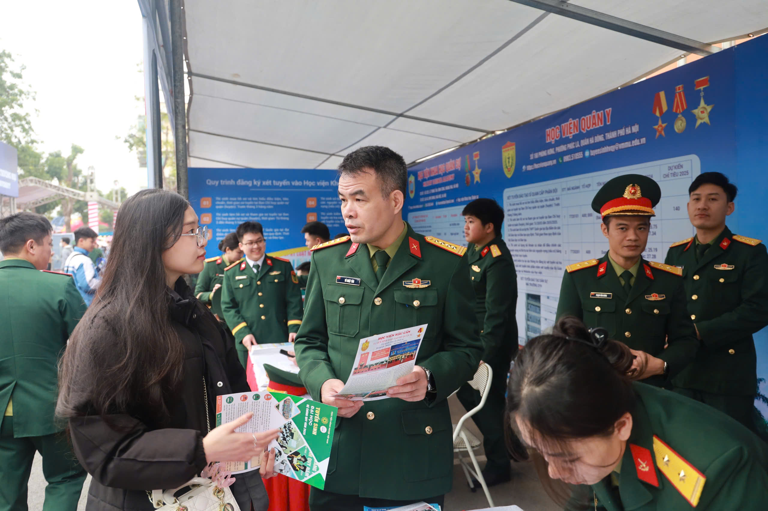 Đại tá, PGS, TS Vũ Nhật Văn, Phó trưởng Phòng Đào tạo cùng cán bộ, học viên Học viện tham gia ngày hội tư vấn