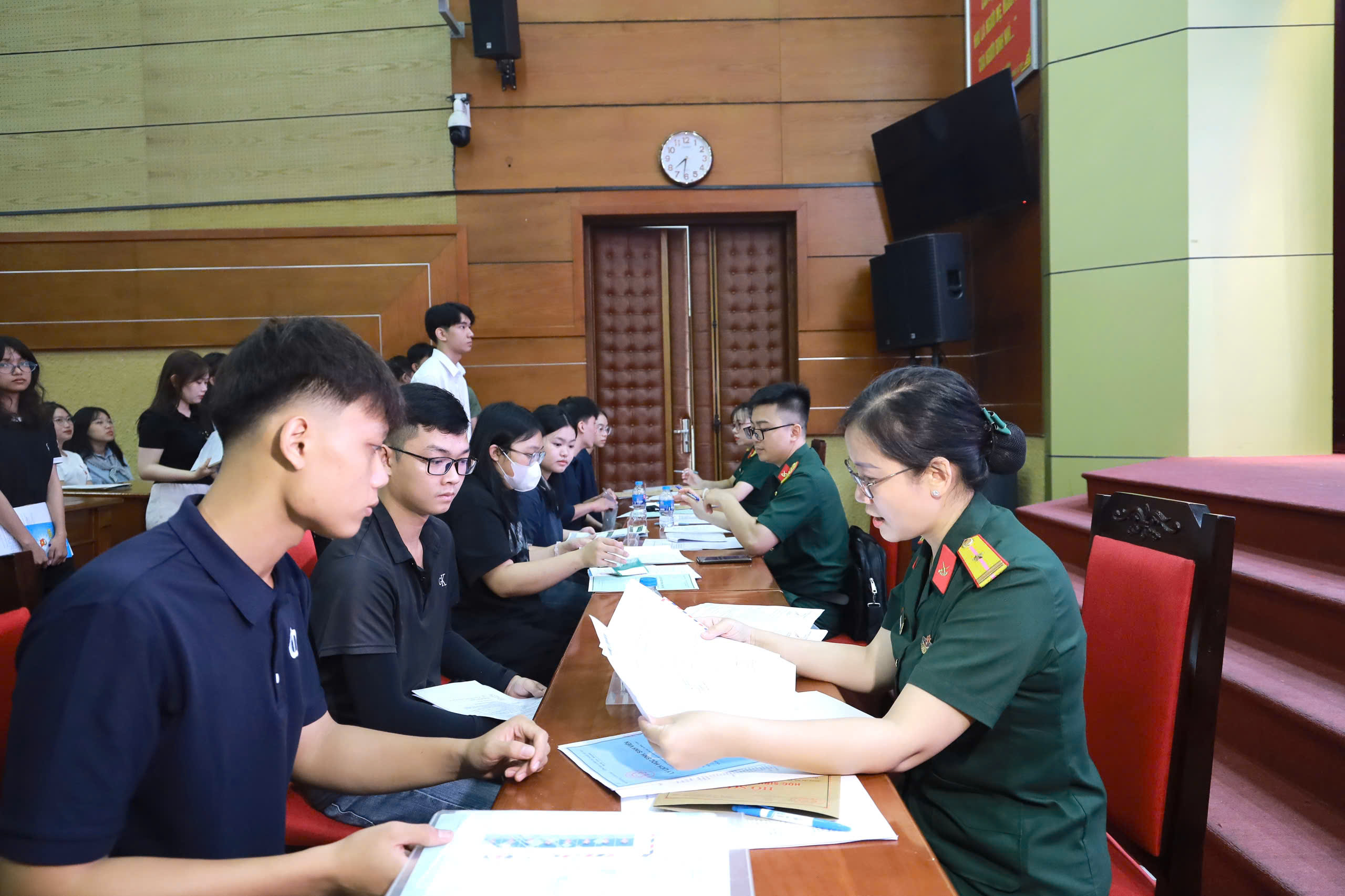 Cán bộ của Học viện Hậu cần tận tình đón tiếp, hướng dẫn sinh viên tiến hành các thủ tục nhập học.