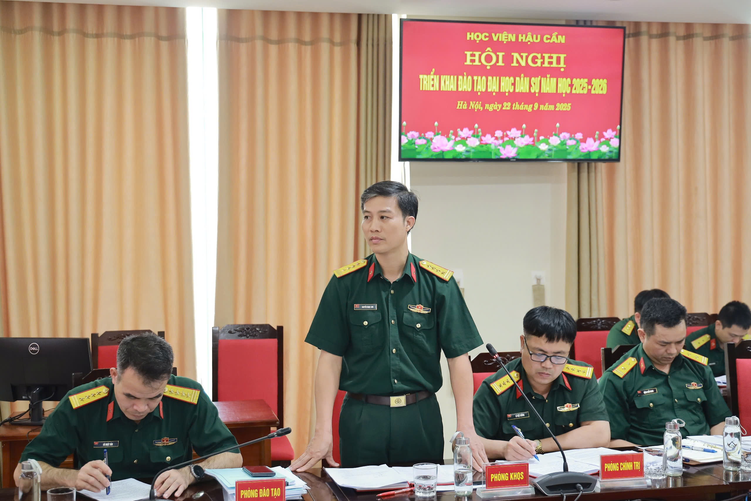 Các đại biểu tham luận tại hội nghị.